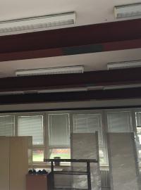 Ředitel školy ukazuje prohnuté stropy v prvním patře.