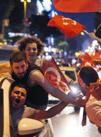 Turecká opozice slaví v centru Instanbulu
