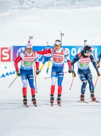 Michal Krčmář (druhý zleva) předával Mikuláši Karlíkovi štafetu na pátém místě. Na této pozici česká smíšená štafeta závod i dokončila