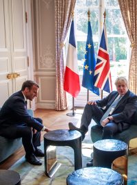 Boris Johnson zapózoval při setkání s Emmanuelem Macronem fotografům