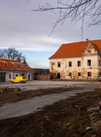 Chátrající zámek Bzí u Dolního Bukovska na Českobudějovicku začalo opravovat architektonické studio Loxia