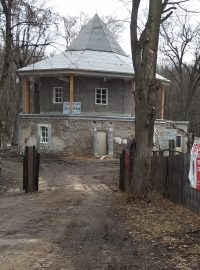 Dostavba vyhořelého loveckého zámečku ve Mstišově na Teplicku je u konce