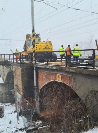 Poškozený železniční most přes řeku Svratku v centru Brna
