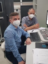 Brněnští vědci popsali, jak se v těle šíří virus způsobující nachlazení. Na snímku Pavel Plevka a Dominik Hrebík