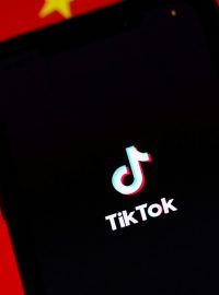 TikTok si oblíbili mladí i politici. Bez ohledu na bezpečnostní hrozbu