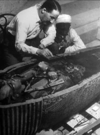 Howard Carter při výzkumu Tutachamonovy hrobky v roce 1922