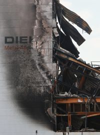 Požárem zničená tovární budova zbrojovky Diehl v Berlíně-Lichterfelde