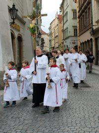 Pochod křesťanů a ministrantů