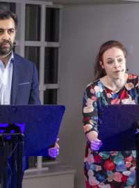 Uchazeči o vedení Skotské národní strany SNP Kate Forbesová a Humza Yousaf