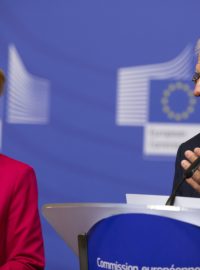 Předsedkyně Evropské komise Ursula von der Leyenová a unijní zmocněnec pro zahraniční politiku Josep Borell