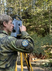 Armáda na Jesenicku pomáhá nejen s likvidací trosek po povodních. Zamířili tam taky ženisté, kteří mají postavit náhrady za zničené mosty