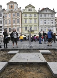 Akademický sochař Petr Váňa odkryl na Staroměstském náměstí v Praze dlažební kostky v místě, kde stál Mariánský sloup, a zahájil tím jeho obnovu