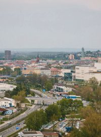 Pohled na Ostravu z Bolt Tower. Ve středu výrazný budova Forum Nová Karolina, za ní věž Nové radnice, vlevo vzadu výškový dům zvaný Jinřiška