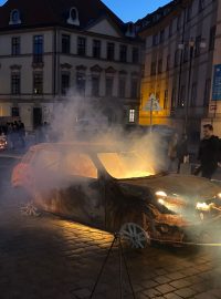 Instalace zničených aut z Ukrajiny na Mariánském náměstí