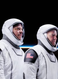 NASA astronauté Robert Behnken (vlevo) a Douglas Hurley v nových skafandrech SpaceX před jejich startem v kabině CrewDragon společnosti SpaceX