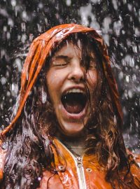 Dívka v dešti
