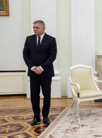 Slovenský premiér Robert Fico (Směr) v Kremlu čeká na přijetí Vladimirem Putinem