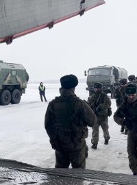 Ruští vojáci nastupují do vojenského letadla na cestě do Kazachstánu
