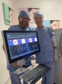 MUDr. Jana Mikšovská, laserový chirurg z kliniky Neovize, a Petr Novotný, aplikační technik a zástupce výrobce přístroje firmy Zeiss