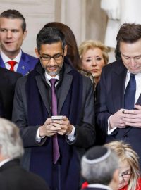 Podnikatel Jeff Bezos, generální ředitel Alphabet Sundar Pichai a podnikatel Elon Musk na inauguraci Donalda Trumpa