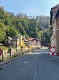 Kvůli nestabilnímu skalnímu masivu neprojedou řidiči centrem Hřenska