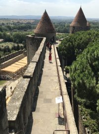 Z hradeb Carcassonne je potřeba podívat se i na druhou stranu, do dáli. Jen tak pochopíte, jak významné zdejší opevnění bylo