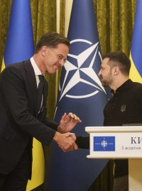 Šéf NATO Mark Rutte s ukrajinským prezidentem Volodymyrem Zelenským