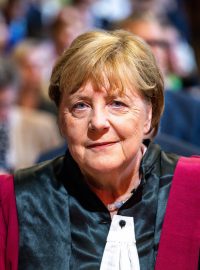 Angela Merkel přebírá ocenění na Science Po v Paříži (červen 2023)