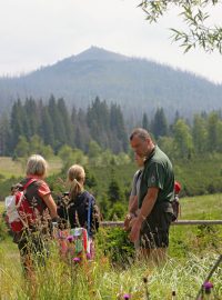 Turisté na šumavském Modrém sloupu