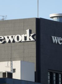 Řetězec WeWork, který podniká v coworkingu, tedy pronajímání sdílených kanceláří mladým firmám