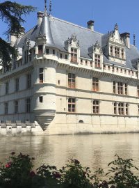 Renesanční vodní zámek Azay-le-Rideau připomíná českou Červenou Lhotu