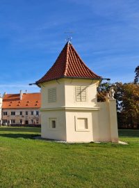 Oranžerie, stejně jako druhá opravovaná stavba v areálu, gloriet, měly být původně přístupné návštěvníkům už během letošní sezóny