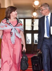 Ministryně financí Alena Schillerová a premiér Andrej Babiš na jednání vlády