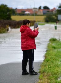 Zaplavená silnice mezi Mněticemi a Černou za Bory