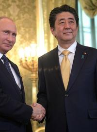 Japonský premiér Šinzó Abe a ruský prezident Vladimir Putin