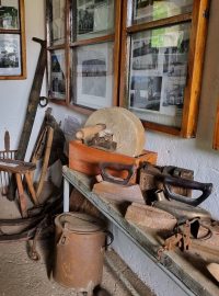 Muzeum, které před lety zřídili členové Spolku přátel Kryštofa Haranta z Polžic a Bezdružic, je jenom několik metrů čtverečních velké a není v něm ani průvodce