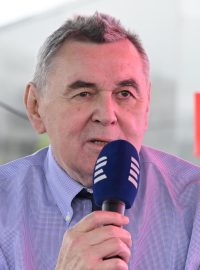 Václav Nedomanský na pódiu Radiožurnálu Sport ve fanzóně na MS v hokeji 2024