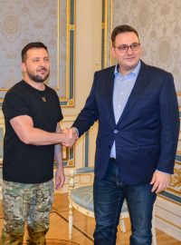 Zleva rakouský ministr zahraničí Alexander Schallenberg, ukrajinský prezident Volodymyr Zelenskyj a šéf české diplomacie Jan Lipavský v Kyjevě