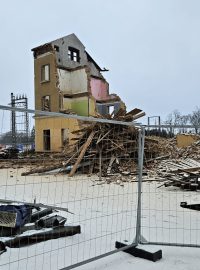 V rámci demolice se odstraní i základová část, včetně bývalého krytu civilní ochrany, který bude zasypán.