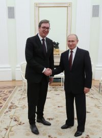 Aleksandar Vučić (vlevo) na návštěvě Moskvy u Vladimira Putina