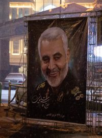Plakát Kásema Solejmáního na plakátu v íránském Teheránu