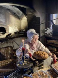 Deboře Crewsové je 71 let a vypadá jako babička, která jako by do takovéto starobylé pekárny patřila