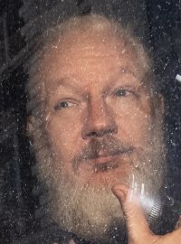 Julian Assange byl zatčen na ekvádorském velvyslanectví v Londýně.