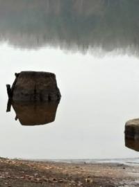 Lidé na Tachovsku můžou po letech znovu vidět zbytky vesnice Lučina, která skončila pod stejnojmennou přehradou