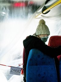 Řidiči veřejné  dopravy za vlajícím závěsem z plastů. Začátky ochrany před koronavirem