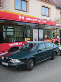 Trolejbus najel v Otrokovicích do zaparkovaných aut. Sedm jich poškodil