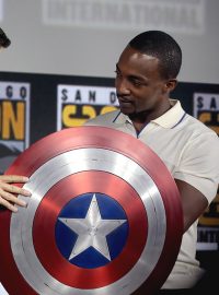 Hlavní představitelé chystaného seriálu Sebastian Stan a Anthony Mackie.