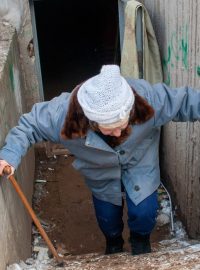 Žena vycházející z úkrytu po raketovém útoku v Charkově na Ukrajině