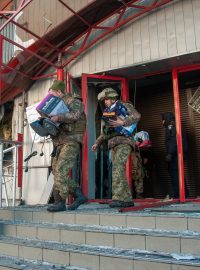 Zboží je po bombardování přenášeno na bezpečnější místo