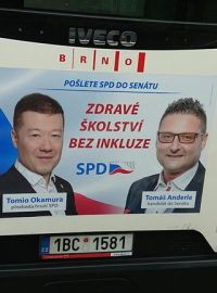 Reklamní slogan hnutí SPD na brněnském autobusu